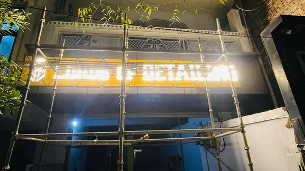 MAD 4 Detailing sign installation by Brandmaxx