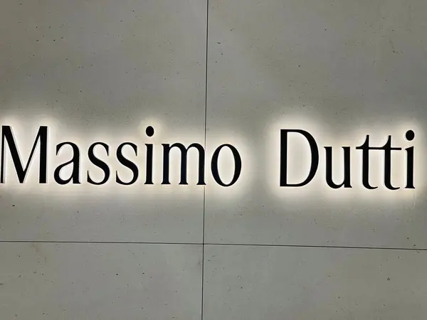 Massimo Dutti interior wall letters by Brandmaxx
