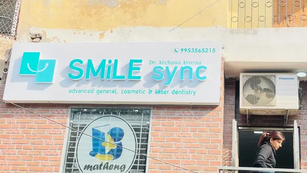 Smile Sync dental clinic sign by Brandmaxx